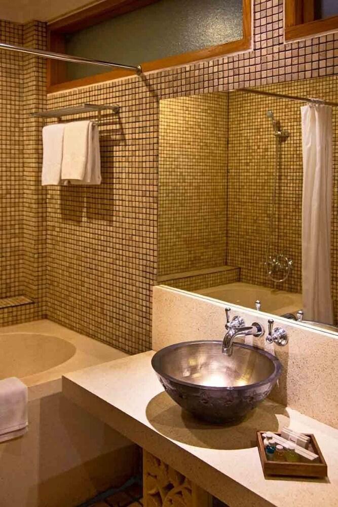 Villa Damar Boutique Hotel Бандунг Экстерьер фото